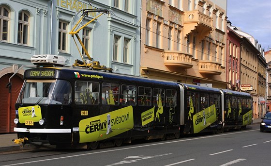 Plzeské ulice brázdí erná tramvaj, která má pimt erné pasaéry, aby za jízdu platili. Ti ale jezdí naerno i kdy vidí revizora v uniform.