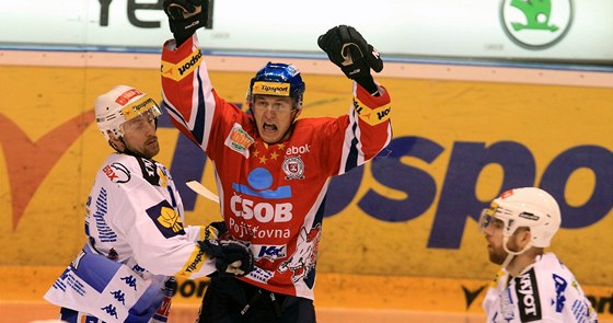 Pardubický Luká Radil se raduje z prvního gólu ve finálové sérii.