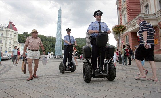 Karlovartí stráníci kontrolují ulice z vozítek Segway. V souasnosti to vypadá, e se v dob festivalu v ulicích vyskytuje mén kapsá ne pedchozí roky.