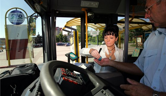 V Jindichov Hradci zane pítí rok fungovat integrovaný dopravní systém, díky kterému budou lidé jezdit na jeden lístek autobusy i vlaky. (Ilustraní snímek)