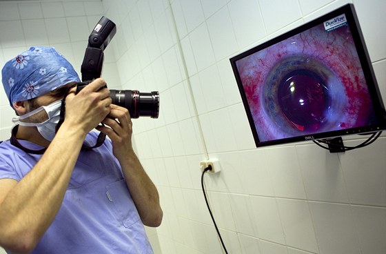 Unikátní oku vyvinul izraelský vdec Isaac Lipshitz, nemocnice s ním spolupracuje dlouhodob. Ilustraní fotografie.
