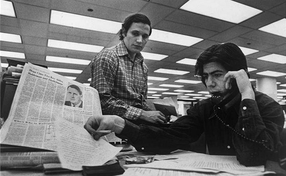 Novinái Bob Woodward a Carl Bernstein z listu Washington Post, kteí se