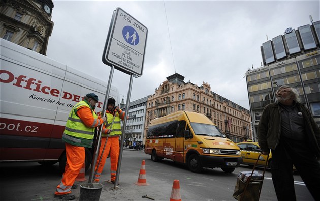 Pracovníci praských slueb upravovali dopravní znaení v souvislosti s novou