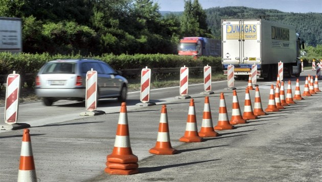 Dálnice D1 je v hrozném stavu.