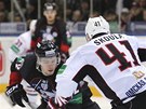 Martin koula z Omsku brn v semifinlovm duelu KHL Jevgenije Kuzncova z