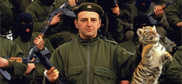 Zeljko Raznatovič známý jako Arkan, byl velitelem srbské jednotky Tygři. Právě... Zeljko Raznatovič známý jako Arkan, byl velitelem srbské jednotky Tygři. Právě...