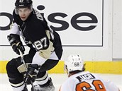 KRL A NSTUPCE. Sidney Crosby z Pittsburghu (vlevo) vede puk, stnuje ho