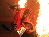 Efektn nstup pardubickch hokejist za doprovodu ohn.