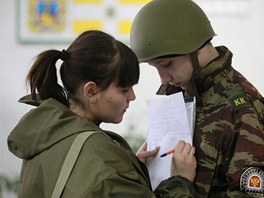 Letmé doteky a záchvvy nhy v khaki nesmí správného vojáka rozhodit, uvdomují...