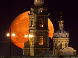 Obí rudá luna za katedrálou svatého Petra a Pavla v ruském Petrohrad.
