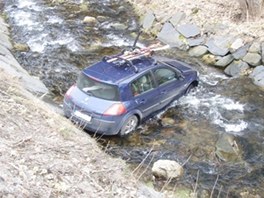 Hasii vytahuj Renault Mgane z potoka v Karlov Studnce.