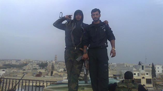 Syrtí vojáci pózují na svých pozorovatelských postech  (27. bezna 2012)