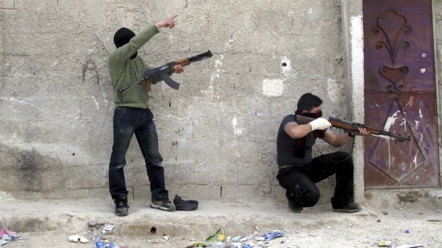 Vojáci Syrské osvobozenecké armády trénují na pedmstí Damaku  (31. bezna