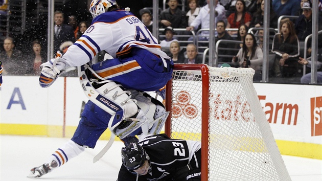 Dustin Brown z Los Angeles skonil v brance Edmontonu.  Devan Dubnyk musel