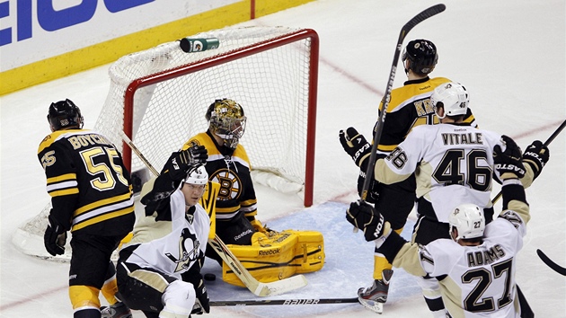 Arron Asham z Pittsburghu (druh zleva) a jeho spoluhri Joe Vitale and Craig Adams se raduj z glu v utkn proti Bostonu. 