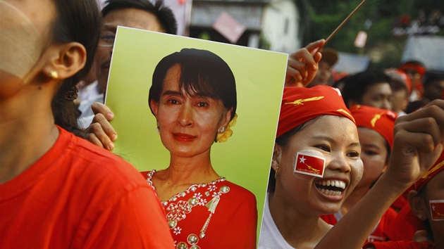 Lidé oslavují zvolení Su ij do barmského parlamentu.