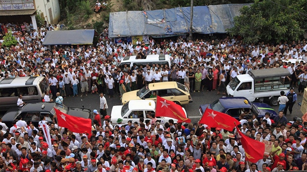Oslavit zvolení Su ij do barmského parlamentu pily tisícovky lidí.