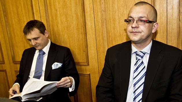 Vít Bárta a Jaroslav Škárka u soudu. Vít Bárta a Jaroslav Škárka u soudu.