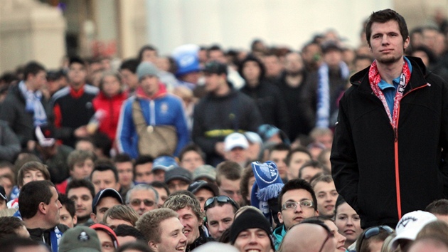 Fanouci komety sledují zápas s pardubicemi na velkoploné obrazovce na námstí