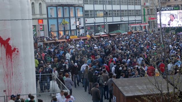 Fanouci komety sledují zápas s pardubicemi na velkoploné obrazovce na námstí