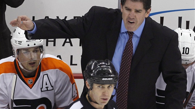 PÍSKEJ TO! Peter Laviolette, trenér hokejist Philadelphie, kií na rozhodího