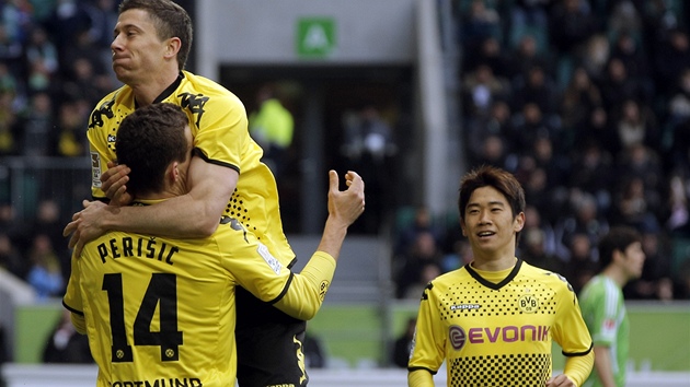 Fotbalisté Borussie Dortmund se radují z gólu, který vstelil Robert