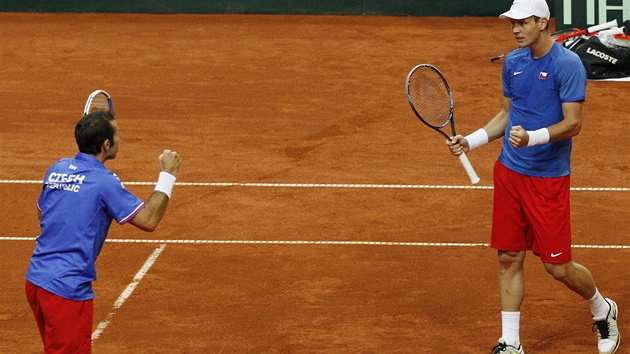 JE TO TAM. Tom Berdych (vpravo) a Radek tpnek se raduj po vtzn tyhe.