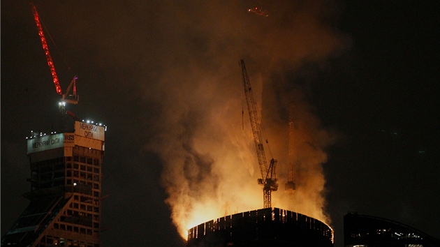 Moskevsk mrakodrap Federation Tower, kter se ml stt nejvy budovou v Evrop, je v plamenech. 
