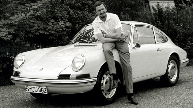 Ferdinand Alexander Porsche v roce 1963 u prvního Porsche 911, tehdy se ovem