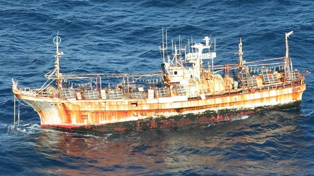 Oputn japonsk lo Rj-Un Maru v Pacifiku. Snmek podila americk poben str 2. dubna 2012 nedaleko beh Aljaky