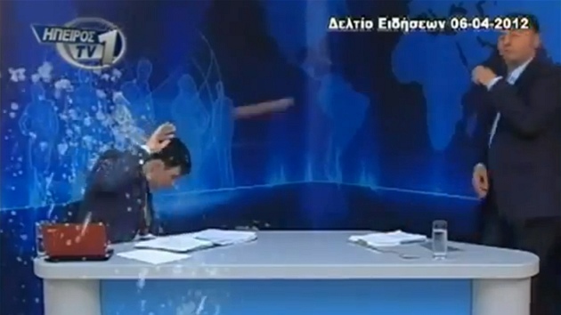 Aktivist zatoili ve vysln eck televize jogurtem a vajky na modertora. kter pozval do studia zstupce neonacist (7. dubna 2012)