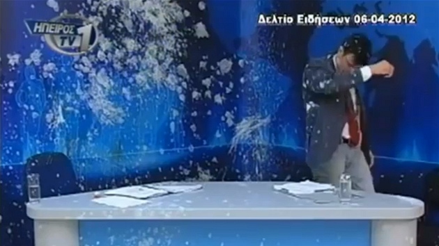 Aktivist zatoili ve vysln eck televize jogurtem a vajky na modertora. kter pozval do studia zstupce neonacist (7. dubna 2012)