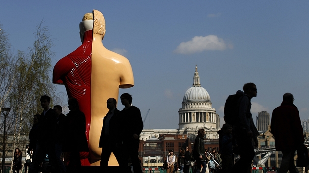 Damien Hirst vystavuje v Londýn svá díla. Toto nese název Chvalozpv.