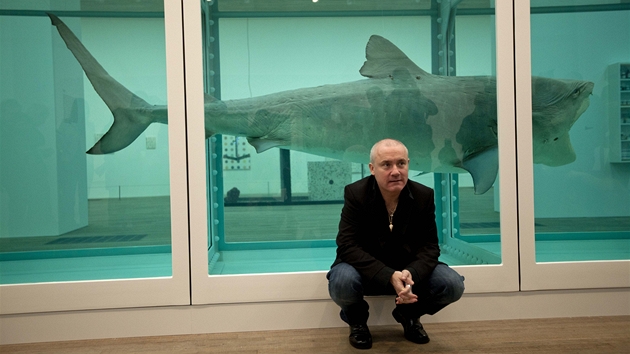 Damien Hirst ped svým ikonickým ralokem ve formaldehydu