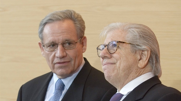 Novninái Bob Woodward (vlevo) a Carl Bernstein