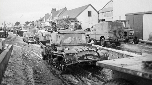 Konvoj britských válených vozidel projídí bahnitou cestou msta Port Stanley...