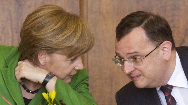 Nmecká kancléka Angela Merkelová a premiér Petr Neas bhem pednáky na