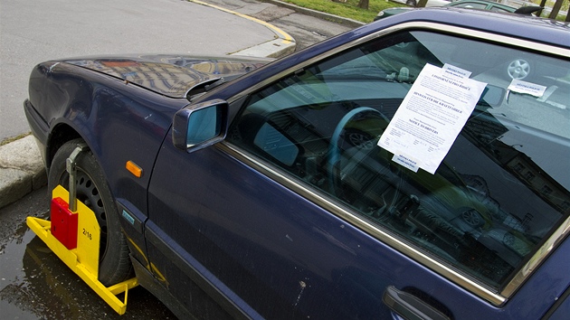 Odstavené auto na pražských Vinohradech. Odstavené auto na pražských Vinohradech.