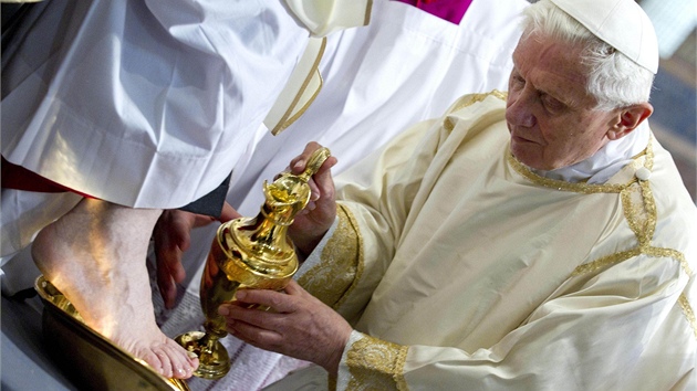 Pape Benedikt XVI veer pi bohoslub o velikononím Zeleném tvrtku