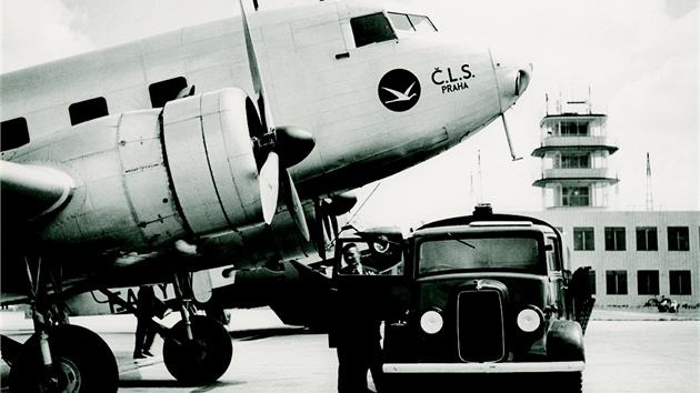 První letadlo práv pistálo na Ruzyni, píe se rok 1937.