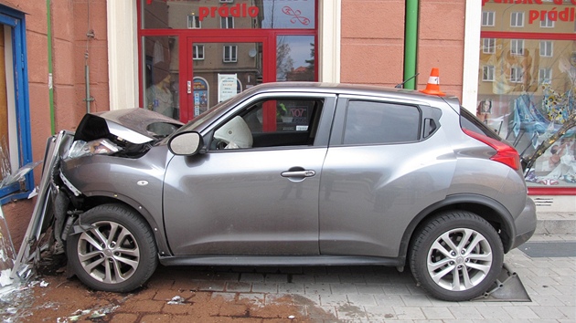 Nissan Juke jel nejprve po chodnku a nakonec narazil do zdi domu.