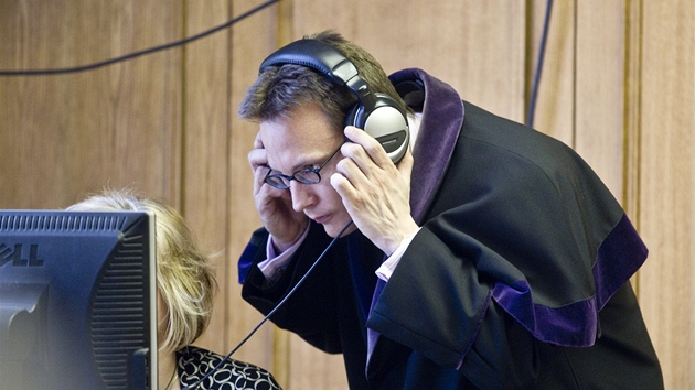 Soudce Jan ott bhem jednn Obvodnho soudu pro Prahu 5, kde pokraovalo hlavn len v kauze dajn korupce ve vldn stran Vci veejn (4. dubna 2012)