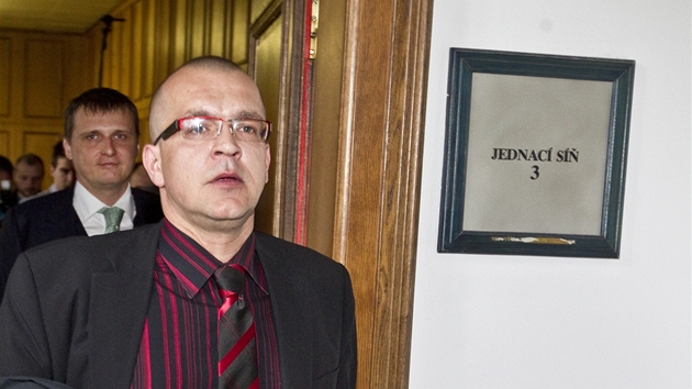 Jaroslav krka bhem jednn Obvodnho soudu pro Prahu 5, kde pokraovalo hlavn len v kauze dajn korupce ve vldn stran Vci veejn (4. dubna 2012)