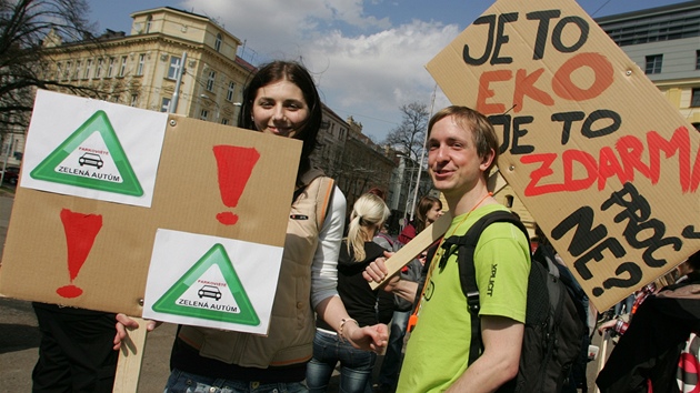 Msto parku parkovit, poadovali astnci demonstrace v hradeckch Jirskovch sadech. (4. dubna 2012) 