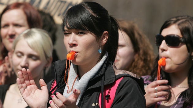 Msto parku parkovit, poadovali astnci demonstrace v hradeckch Jirskovch sadech. (4. dubna 2012) 