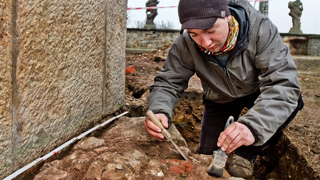 Archeolog prozkoumává okolí hospitalu Kuks.