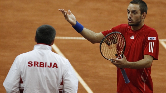 FRUSTRACE. Viktor Troicki neskrýval v prbhu utkání s Tomáem Berdychem emoce,