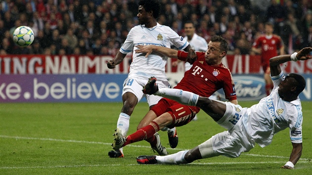 Takhle se mezi dvma obránci Marseille gólov prosadil Oli z Bayernu.