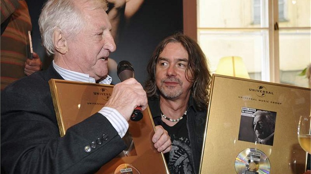 Pavel Bobek pevzal 13. záí 2010 zlatou desku za album Víc nehledám (vpravo