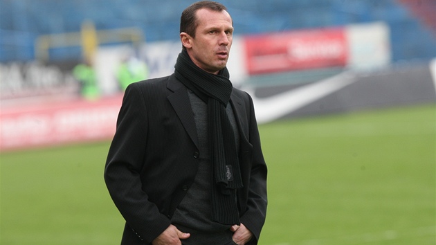 NESPOKOJENOST. Trenér Radoslav Látal v akci. NESPOKOJENOST. Trenér Radoslav Látal v akci.